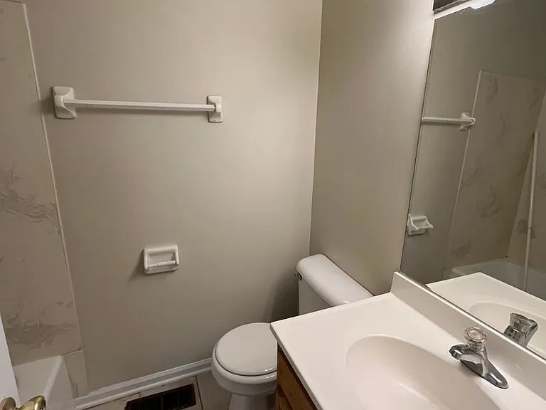 450 E Norwich Ave — Photo 11