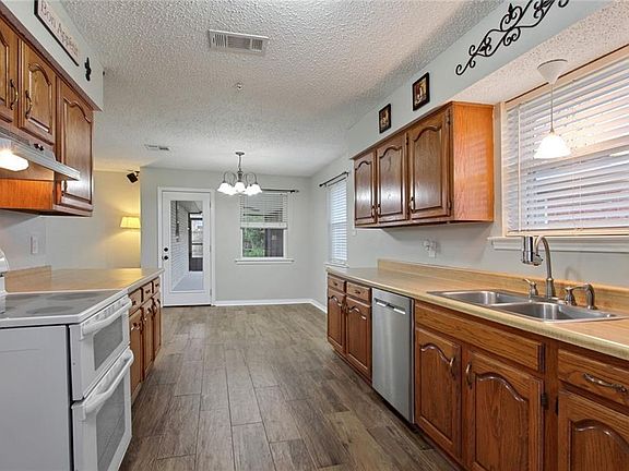5th image of 251 Janet Dr