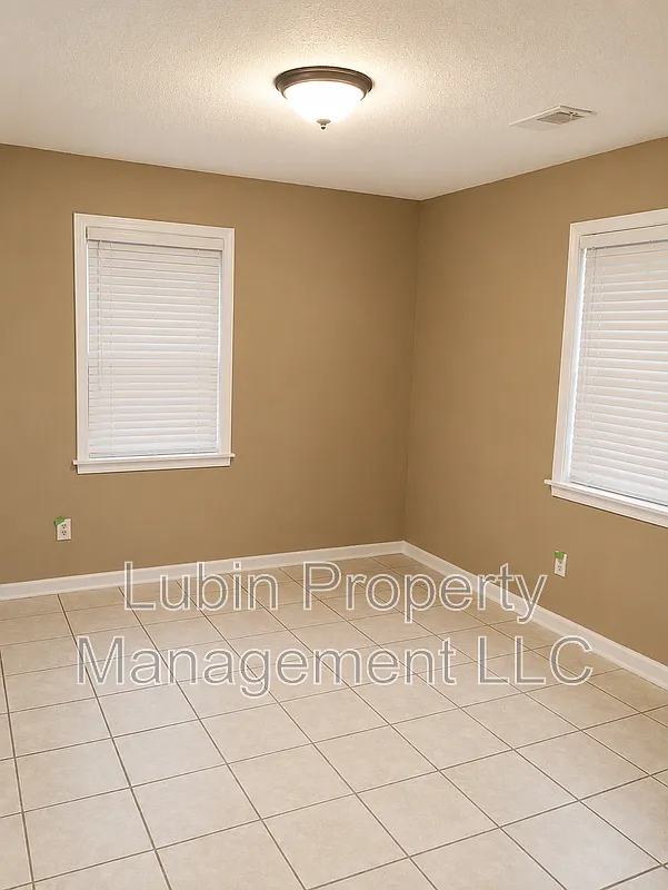 3 bed, 1.0 bath, 1100 sqft, $1,075 — Photo 3