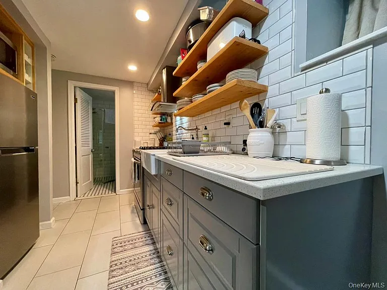 71 N Midland Ave — Photo 4