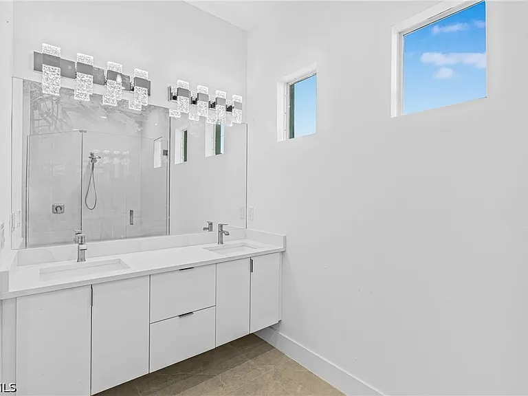 821 NW 37th Pl — Photo 25