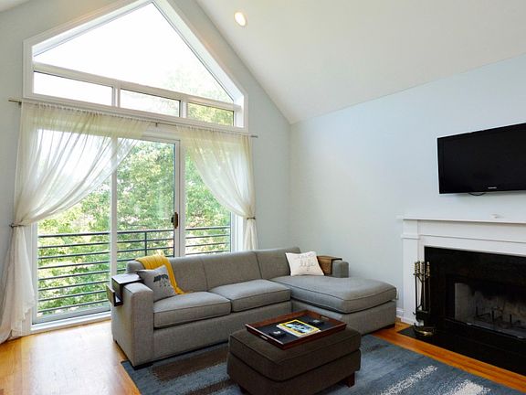 3rd image of 4944 N Damen Ave #3S