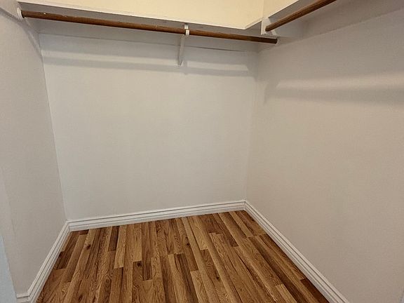 5th image of 2042 N Beachwood Dr #6