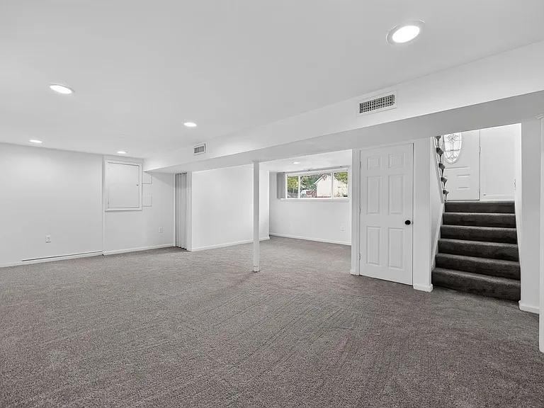 1700 Jarvis Ave — Photo 13