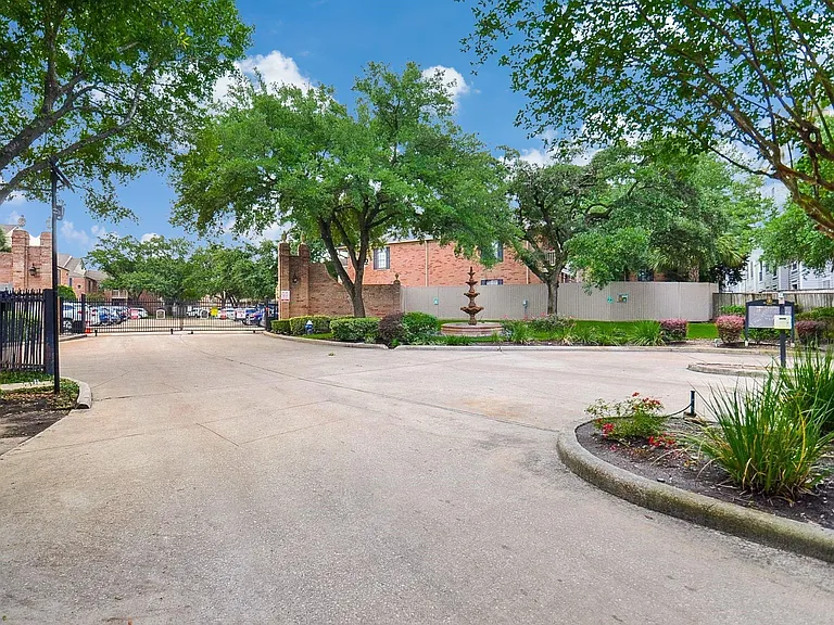2255 Braeswood Park Dr #195 — Photo 35