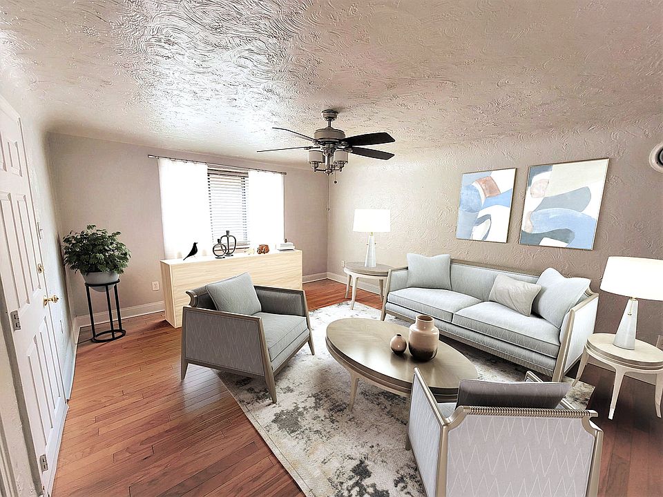 Large Living room with walk in closet 
Hardwood floors throughout