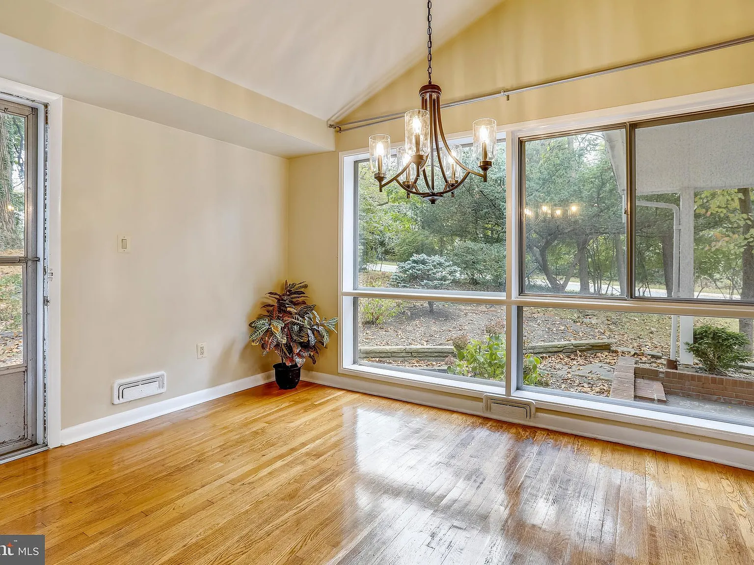 3 bed, 2.5 bath, 3060 sqft, $3,495 — Photo 4