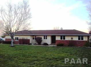 105 Country Lake Dr, Pekin, IL