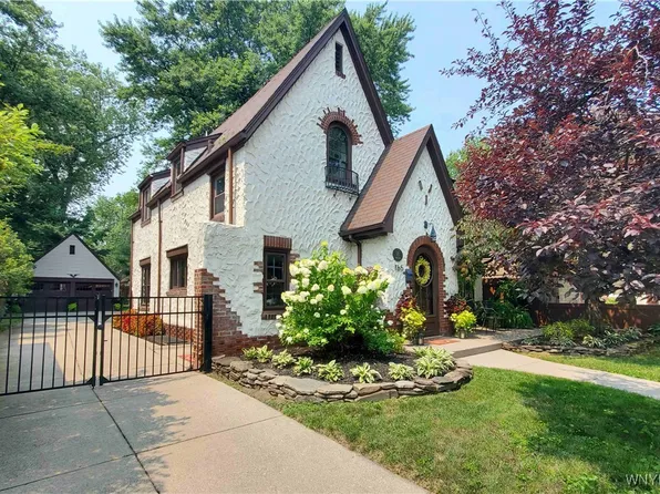 165 Lamarck Dr, Amherst, NY 14226