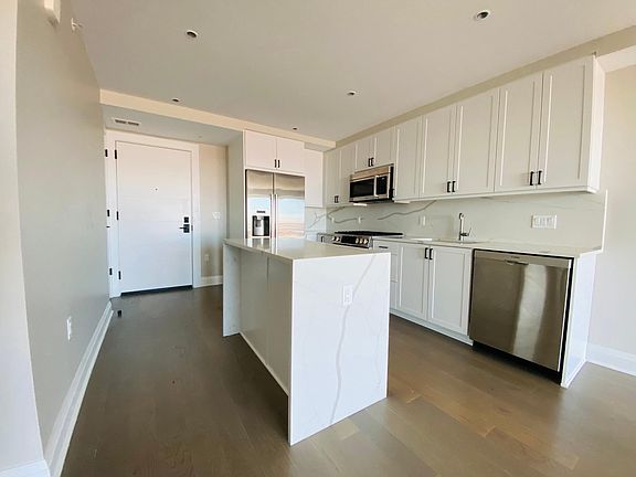 3rd image of 925 N Fairfax St #1108