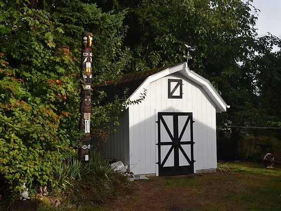 Outbuilding w/concrete floor