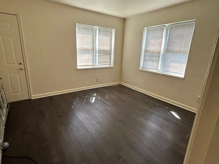 638 Redwood Ave — Photo 2