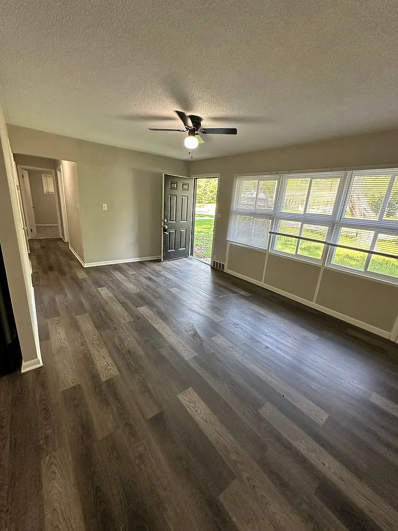 This is a 4 bedroom 1 Full bathroom house which has a spacious living room, dining room and full ... — Photo 3