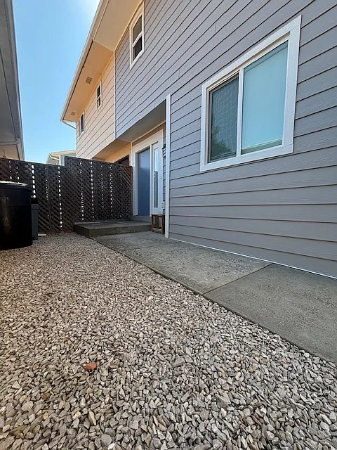 3 bed, 2.5 bath, 1938 sqft, $1,875 — Photo 1