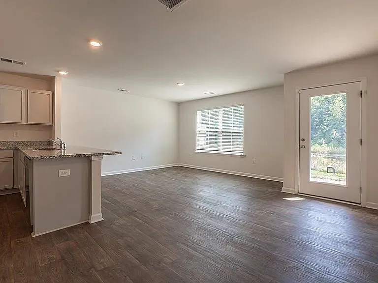 3 bed, 2.0 bath, 1418 sqft, $1,700 — Photo 4