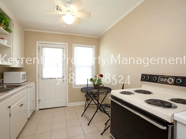 929 E 37th Pl — Photo 6