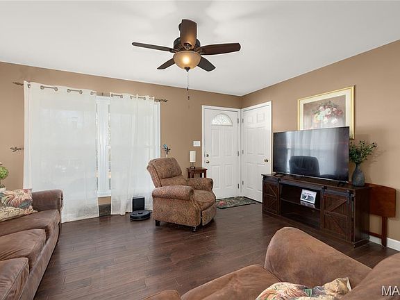 3rd image of 402 Wallach Dr