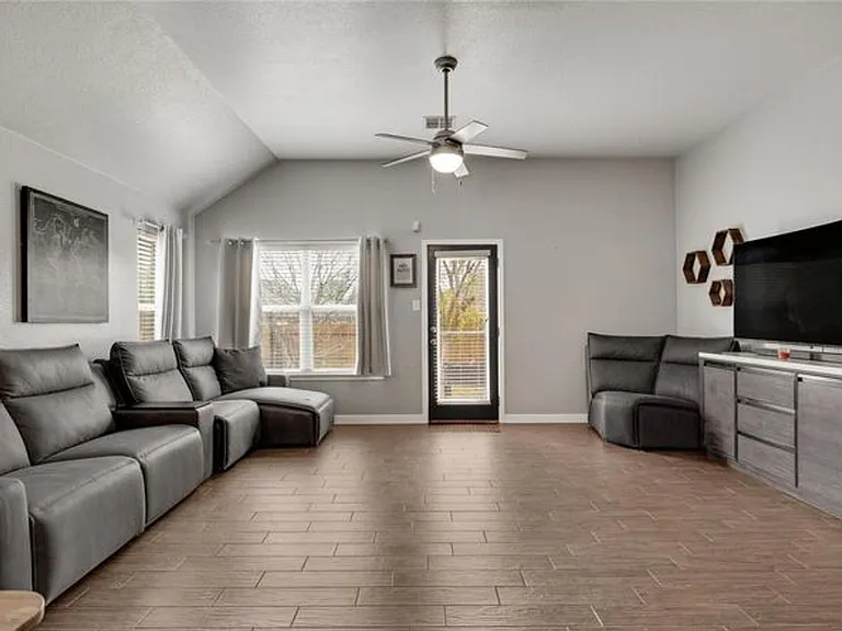 4325 Rolling Water Dr — Photo 5