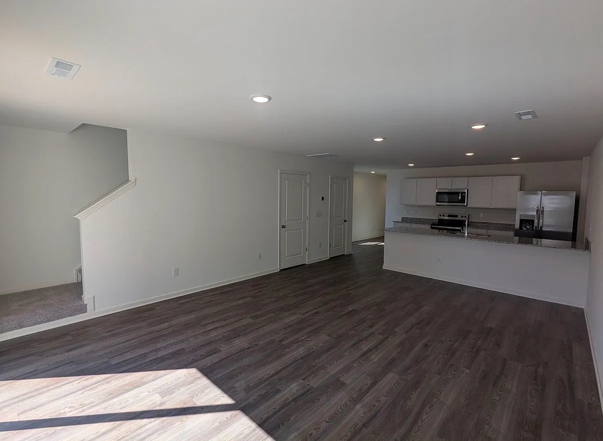 3 bed, 2.5 bath, 1648 sqft, $1,650 — Photo 4