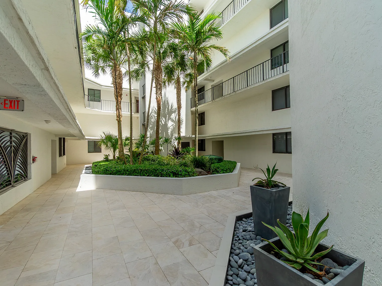 3 bed, 2.5 bath, 2207 sqft, $7,000 — Photo 2