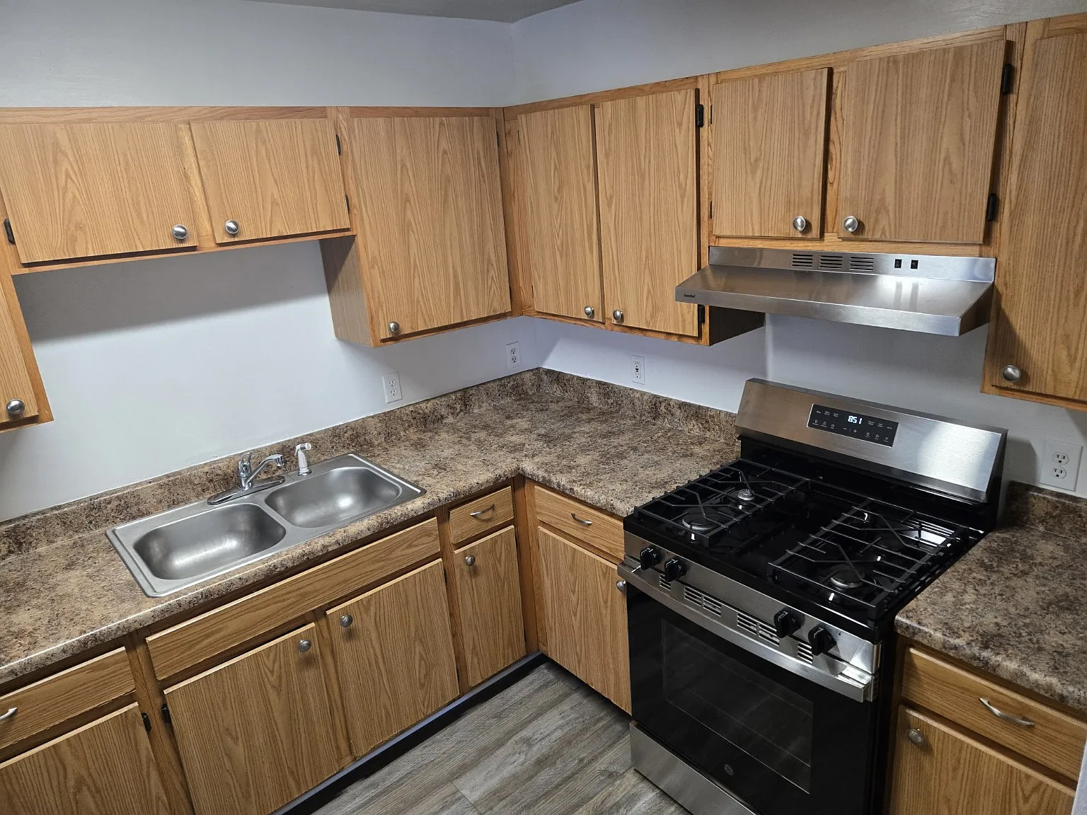 3 bed, 1100 sqft, $1,600 — Photo 4