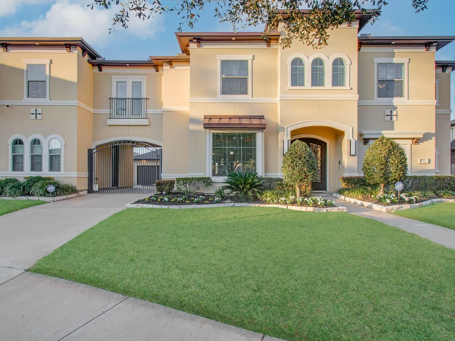 4 bed, 3.5 bath, 4754 sqft, $4,999 — Photo 3