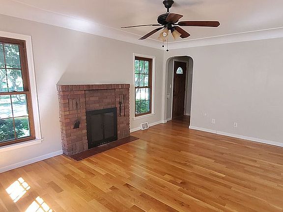 4th image of 2923 Arthur St NE