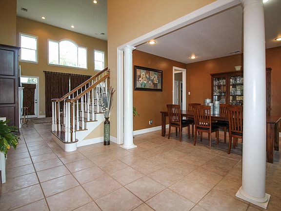 4th image of 16 Jamie Ln
