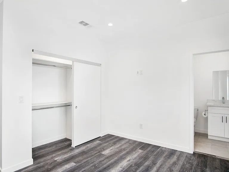 Brand New 3Bed/3.5 Bath Townhouse Available Now! — Photo 11
