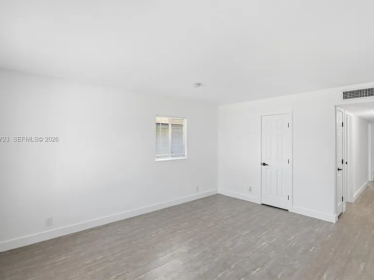 921 NW 5th Ave — Photo 4