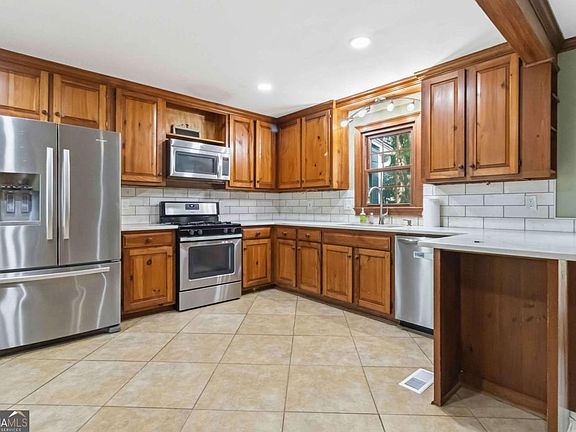 3rd image of 1367 Lansdowne Ct SW