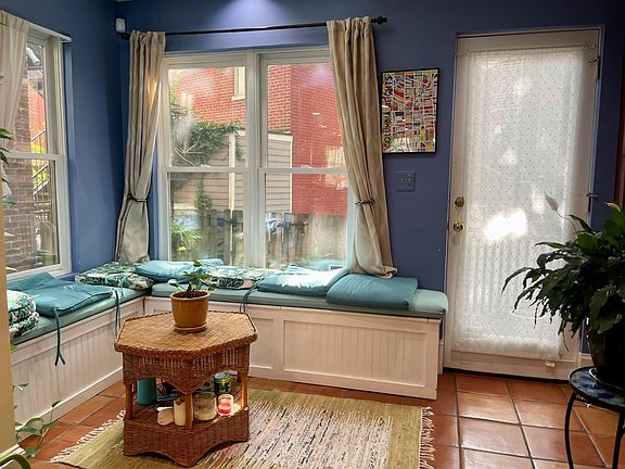 Sun room (breakfast nook)