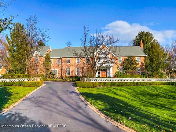 2nd image of 4 Hill Pond Ln