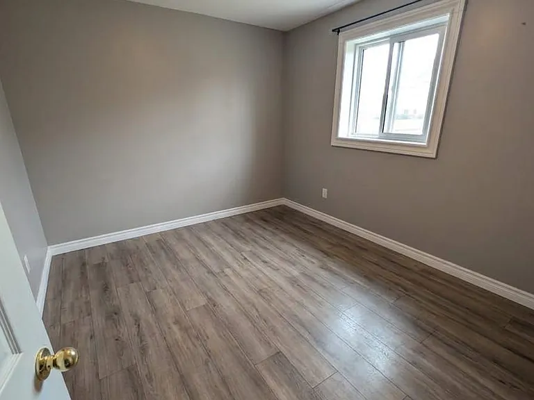 15 Thorncroft Cres — Photo 9