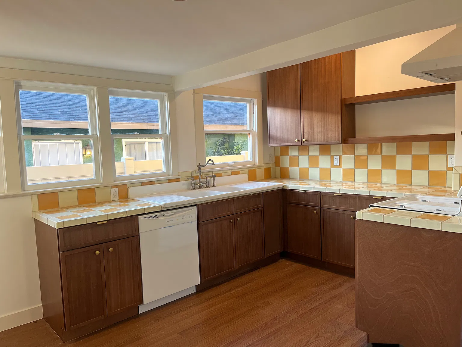 2 bed, 1200 sqft, $3,300 — Photo 2