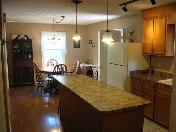 Kitchen & Dining Area