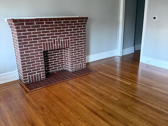 2nd image of 1933 W Greenleaf St