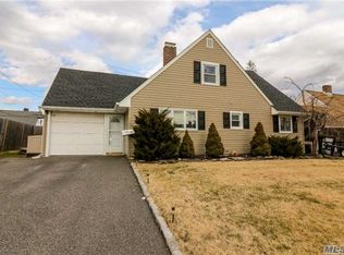 105 Squirrel Ln, Levittown, NY 11756