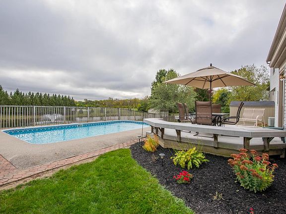 3rd image of 2252 N Ziner Cres
