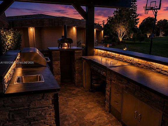 3rd image of 4905 Banyan Ln