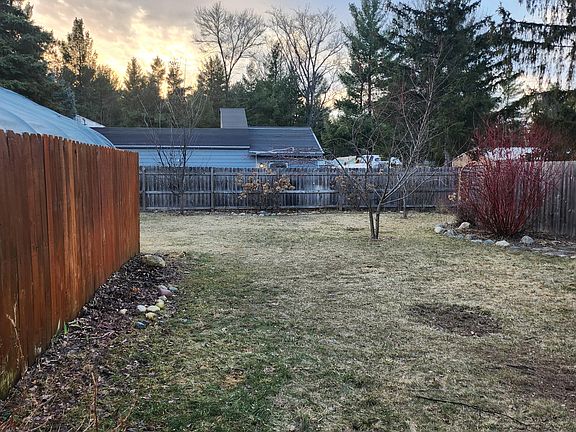 3rd image of 9957 Oakwood Ct
