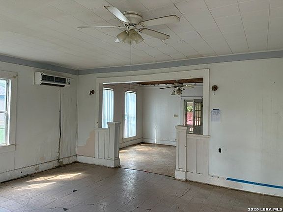 5th image of 136 E DOUGHTY ST