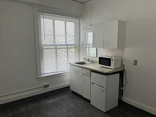 10 NW Broadway Photo 1