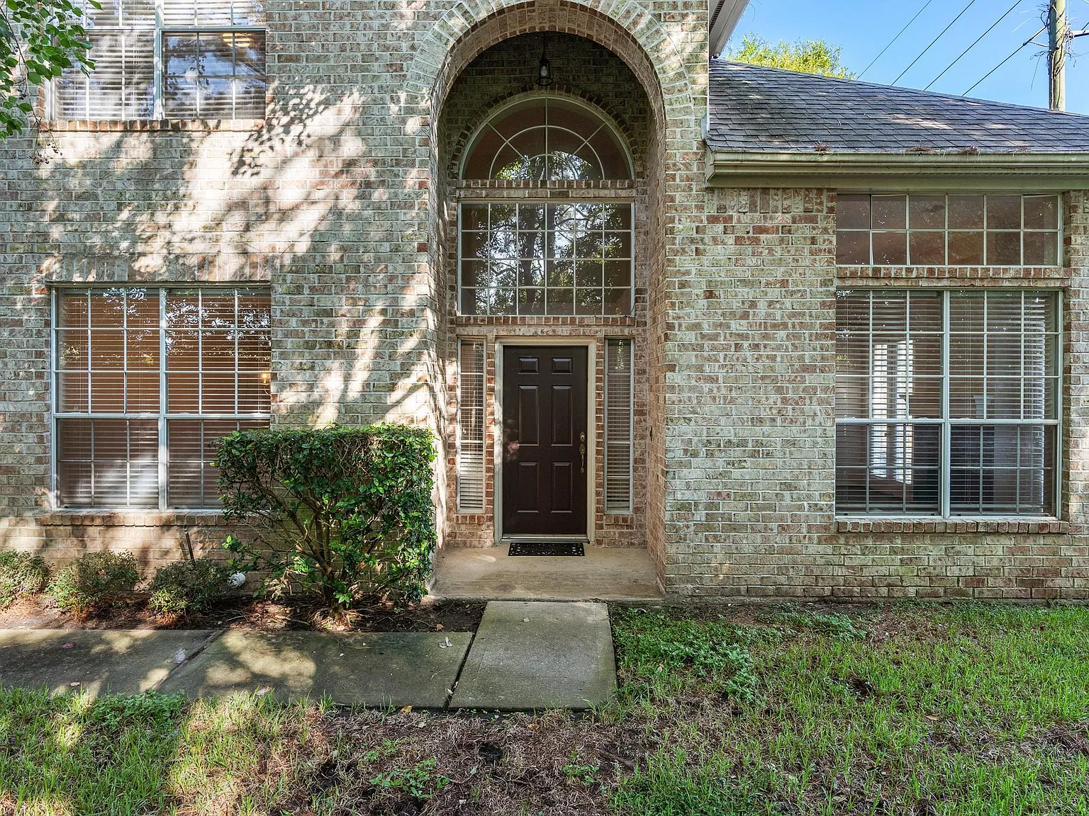 3 bed, 2.5 bath, 2002 sqft, $2,300 — Photo 3