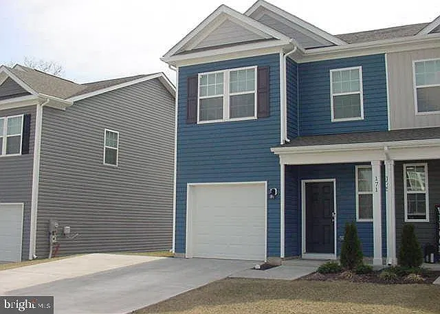 3 bed, 2.5 bath, 1657 sqft, $1,585 — Photo 2