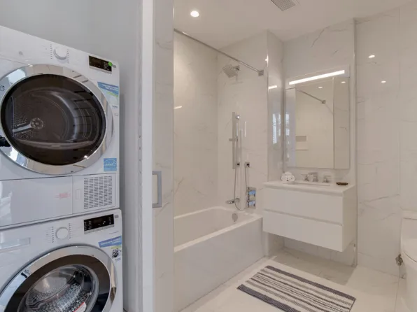 222 East 44th Street 29N image 2 of 10