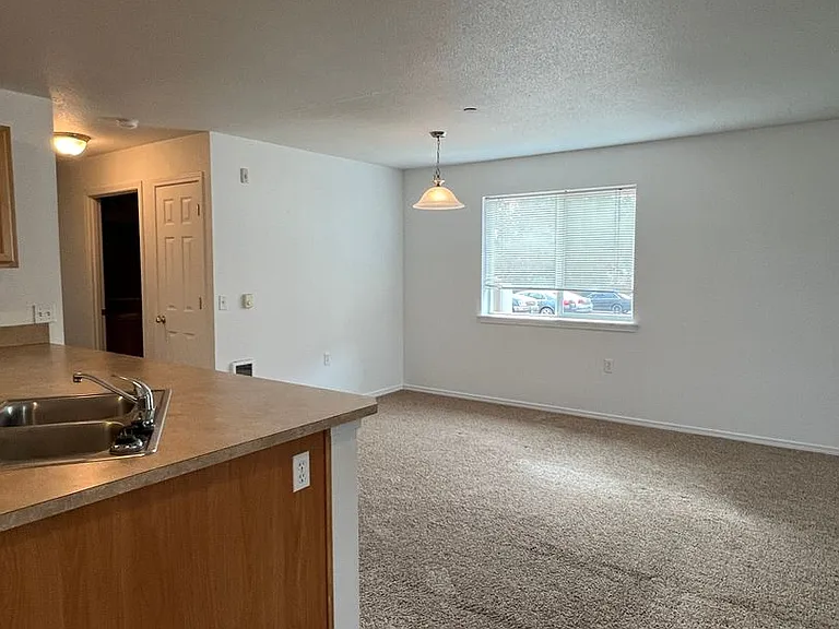 Ellendale Manor Apartments — Photo 21