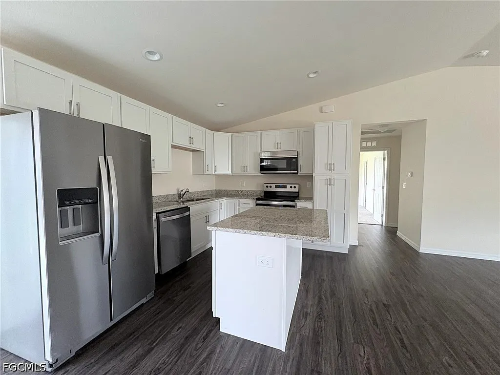 3 bed, 2.0 bath, 1494 sqft, $2,200 — Photo 2