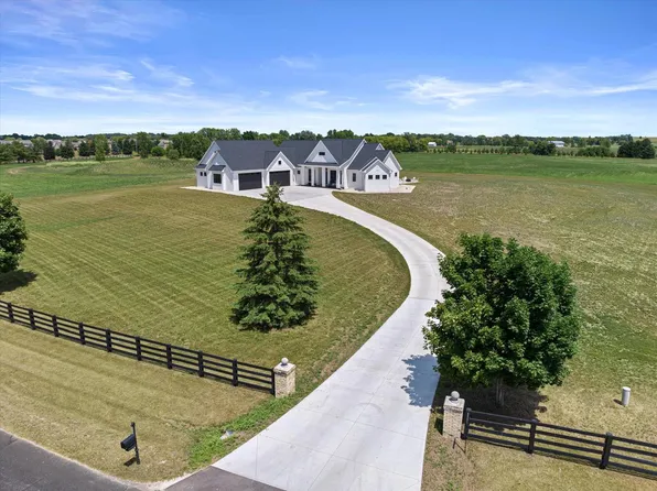 3290 North Canterbury LANE, Summit, WI 53066