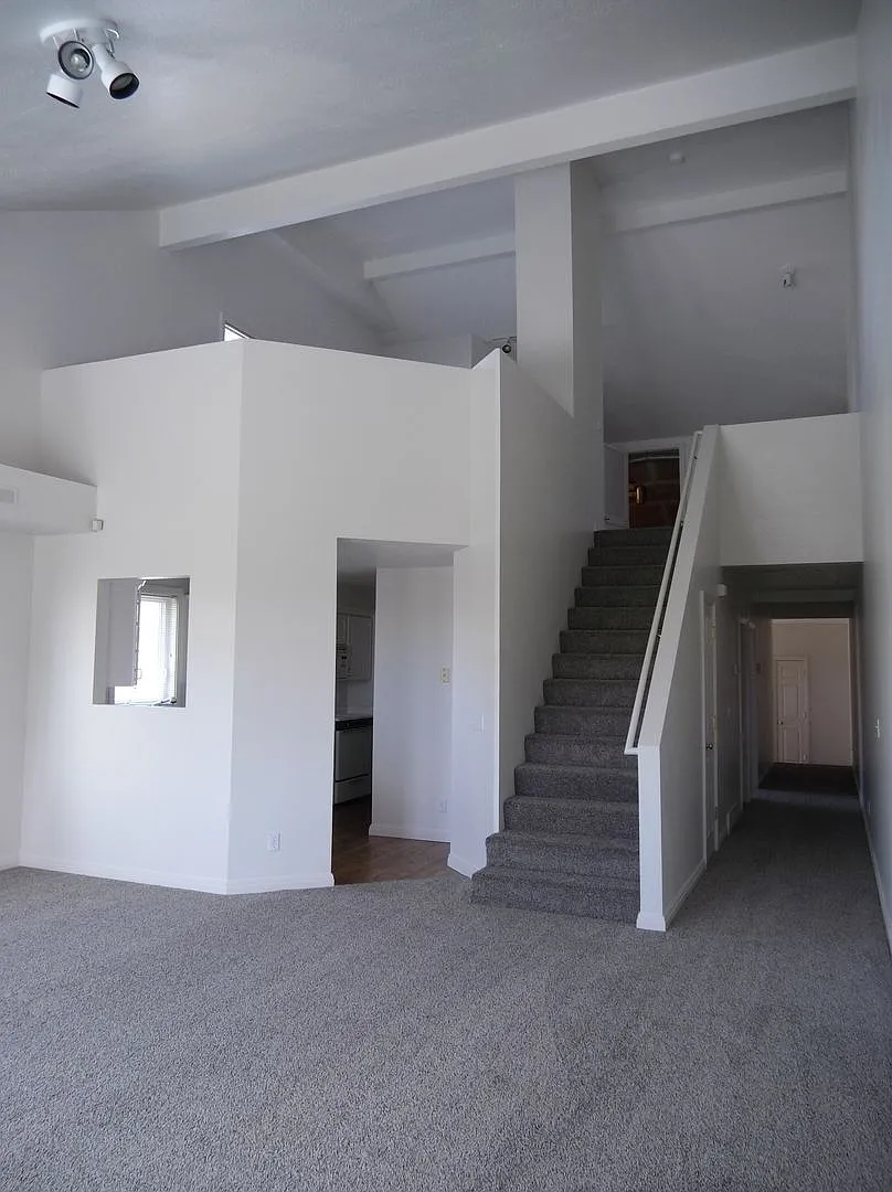 Aves Stunning 2 bd 2 bath Condo! Vaulted Ceilings! Garage! — Photo 4